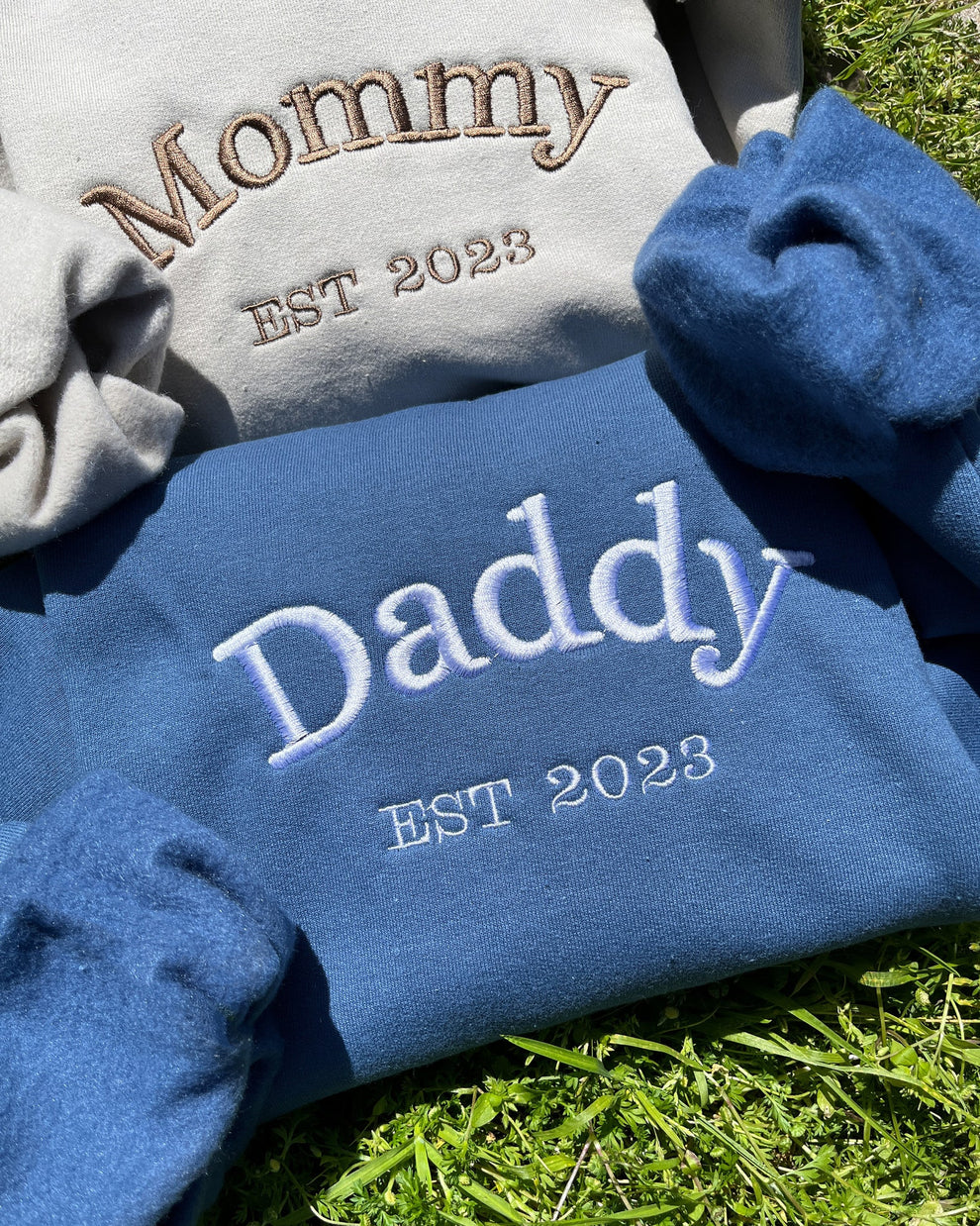 Besticktes Rundhals-Sweatshirt mit Aufschrift „Mama, Papa“, Sweatshirt für neue Mama, Schwangerschaftspullover, Geschenk für Mutter und Vater, Geschenkidee für Babyparty, neues Baby