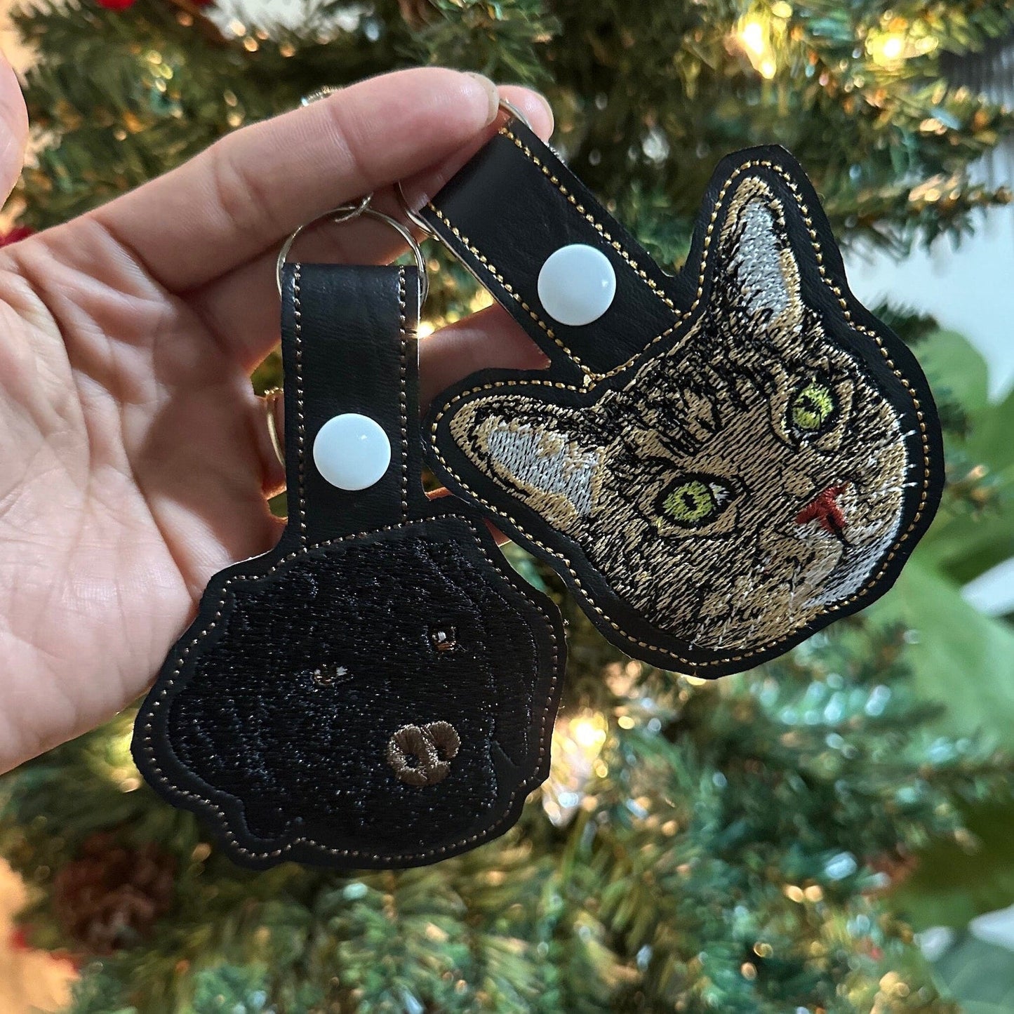 Schlüsselanhänger Mit Individueller Haustierstickerei – Personalisiertes Haustierporträt, Einzigartiges Besticktes Geschenk Für Tierliebhaber
