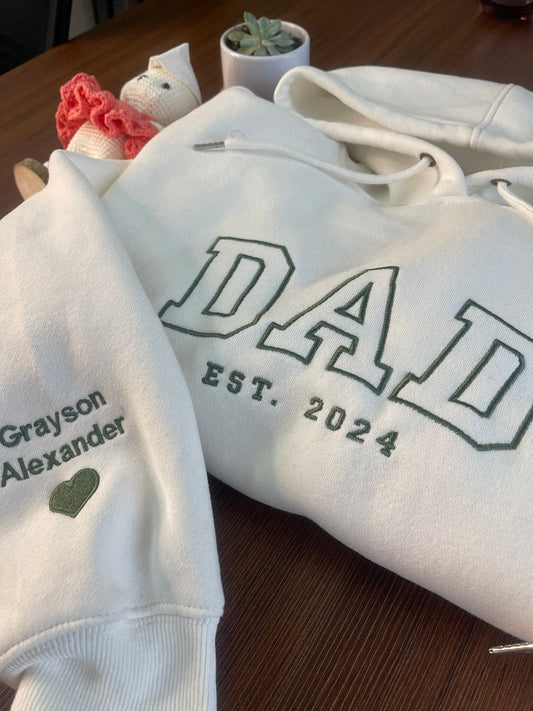 Benutzerdefiniertes besticktes Sweatshirt mit Namen auf dem Ärmel und Herz, Opa-Shirt mit Datum, Papa-Shirt mit dem besten Jahr, Geschenk für neuen Papa, Vatertagsgeschenk