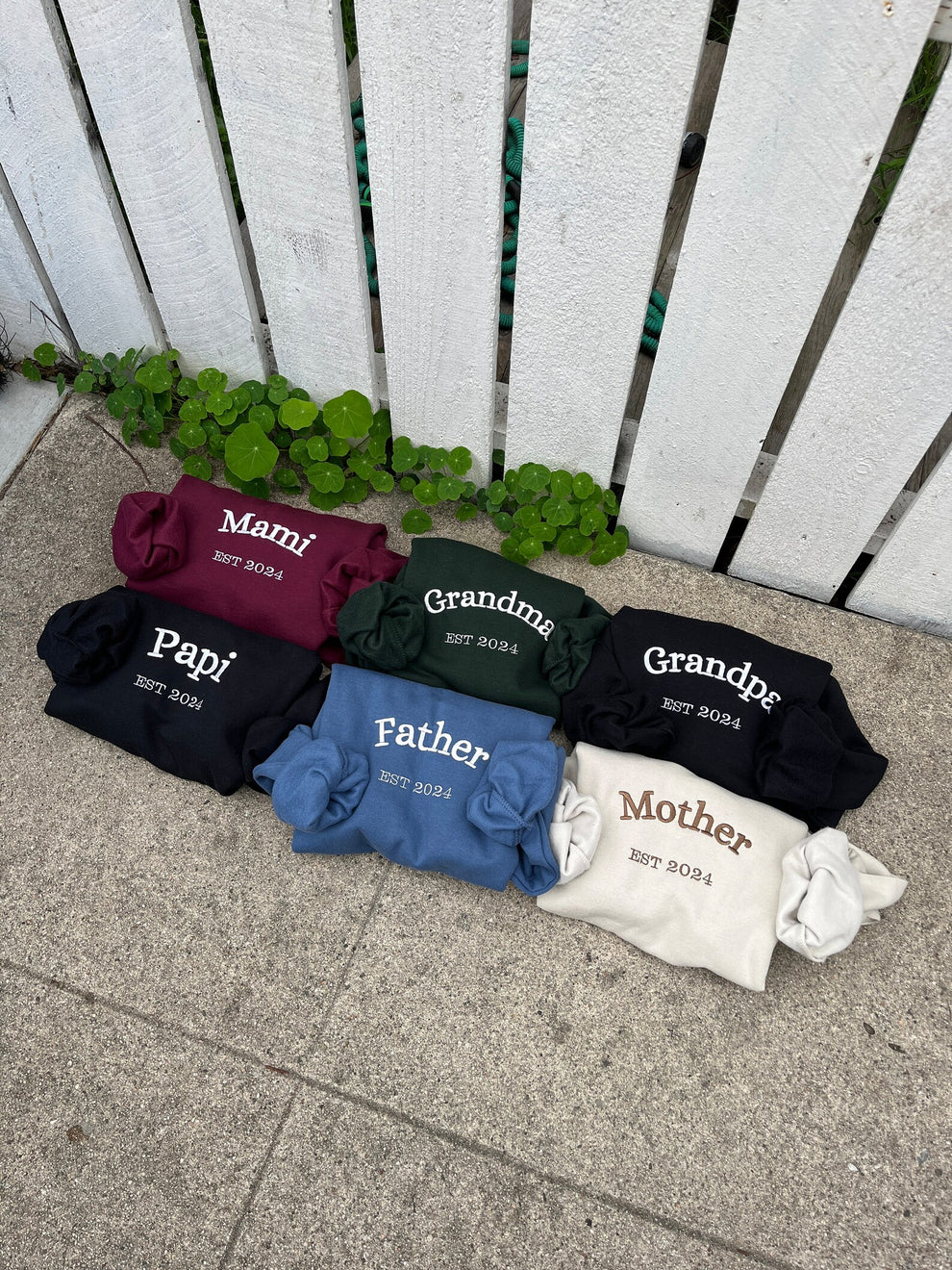 Besticktes Rundhals-Sweatshirt mit Aufschrift „Mama, Papa“, Sweatshirt für neue Mama, Schwangerschaftspullover, Geschenk für Mutter und Vater, Geschenkidee für Babyparty, neues Baby
