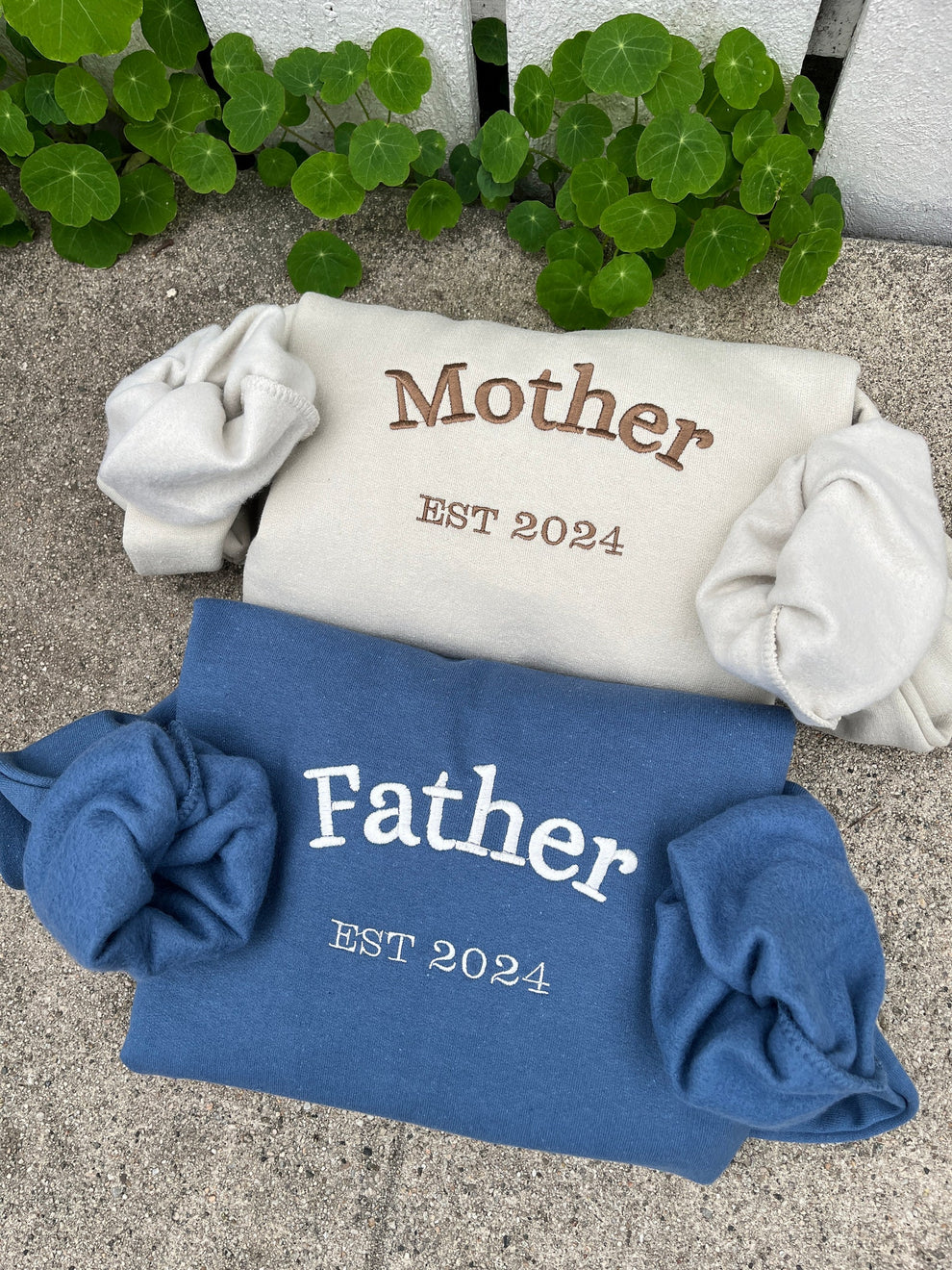 Besticktes Rundhals-Sweatshirt mit Aufschrift „Mama, Papa“, Sweatshirt für neue Mama, Schwangerschaftspullover, Geschenk für Mutter und Vater, Geschenkidee für Babyparty, neues Baby
