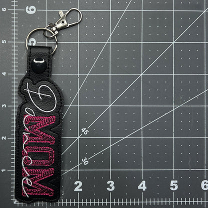 Handgemachter bestickter Schlüsselanhänger mit Tanzmama-Motiv – Personalisierter Schlüsselring oder Taschenanhänger, perfektes Geschenk für Tanzmütter