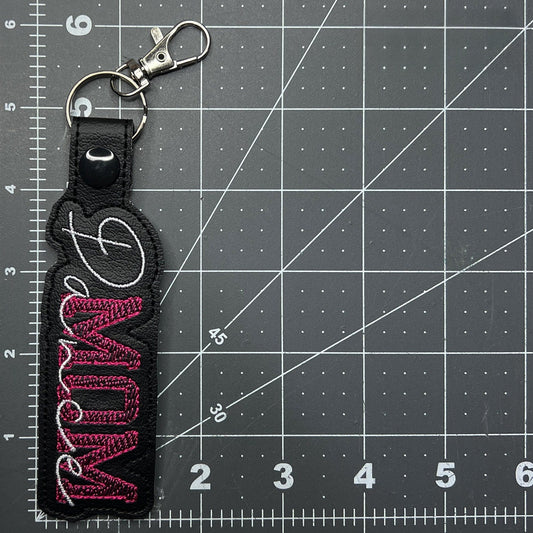 Handgemachter bestickter Schlüsselanhänger mit Tanzmama-Motiv – Personalisierter Schlüsselring oder Taschenanhänger, perfektes Geschenk für Tanzmütter