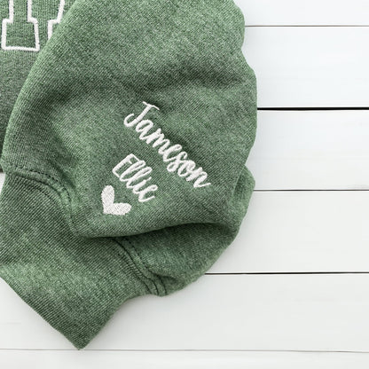 Besticktes Mama-Sweatshirt, personalisiertes Mama-Sweatshirt mit Kindernamen am Ärmel, neues Mama-Outfit, Muttertagsgeschenk für Mama