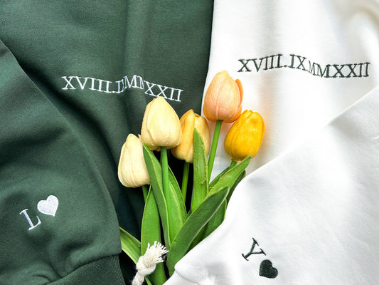 Individuell besticktes Sweatshirt mit römischen Ziffern, Kapuzenpullover mit Datum und Initiale, personalisiertes Geschenk, Jubiläumsgeschenk