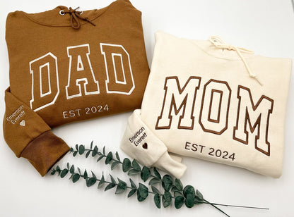 DAD MOM Besticktes Sweatshirt oder Hoodie, Name auf dem Ärmel mit Herz, Dada Mama Crewneck, Geschenk für Papa Mama, Neu-Papa Mama, Daddy Est Year