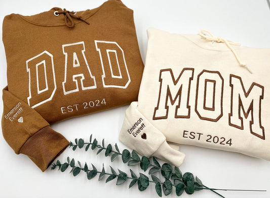 DAD MOM Besticktes Sweatshirt oder Hoodie, Name auf dem Ärmel mit Herz, Dada Mama Crewneck, Geschenk für Papa Mama, Neu-Papa Mama, Daddy Est Year