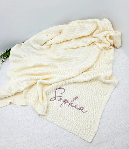 Perfektes Geschenk zur Babyparty - Personalisierte Babydecke mit besticktem Namen