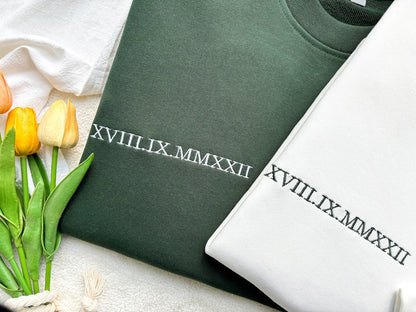 Individuell besticktes Sweatshirt mit römischen Ziffern, Kapuzenpullover mit Datum und Initiale, personalisiertes Geschenk, Jubiläumsgeschenk