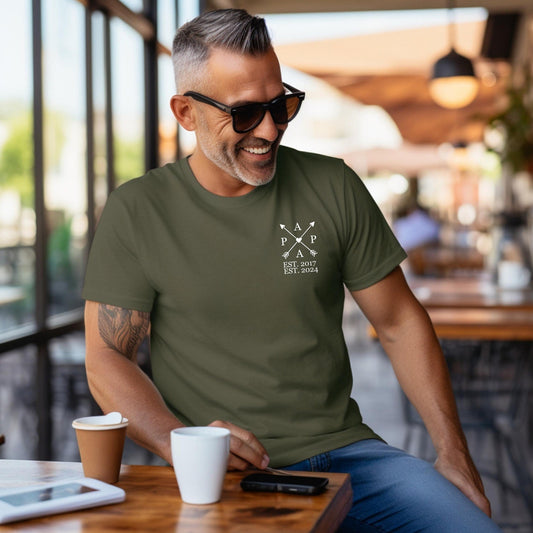 Papas Edition: T-Shirt mit dem Namen und Geburtsjahr des Kindes. Papa Geschenk. Geschenkidee für Papa. Personalisiertes Vatershirt. Vatertagsgeschenk