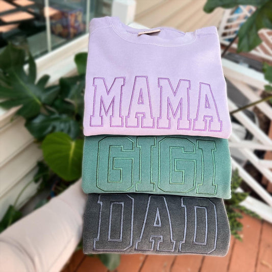 Comfort Colors Besticktes Sweatshirt, Mama Sweatshirt, Geschenk für Mama Papa, Oma Geschenk, Bestickte Tante, College Block Benutzerdefinierter Text