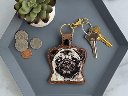 Benutzerdefinierter bestickter Mops-Schlüsselanhänger – realistischer Schlüsselanhänger aus Kunstleder, ideales Geschenk für Hundeliebhaber