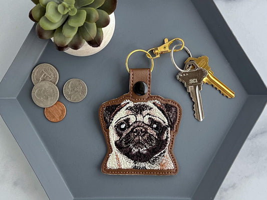 Benutzerdefinierter bestickter Mops-Schlüsselanhänger – realistischer Schlüsselanhänger aus Kunstleder, ideales Geschenk für Hundeliebhaber