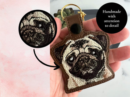 Benutzerdefinierter bestickter Mops-Schlüsselanhänger – realistischer Schlüsselanhänger aus Kunstleder, ideales Geschenk für Hundeliebhaber