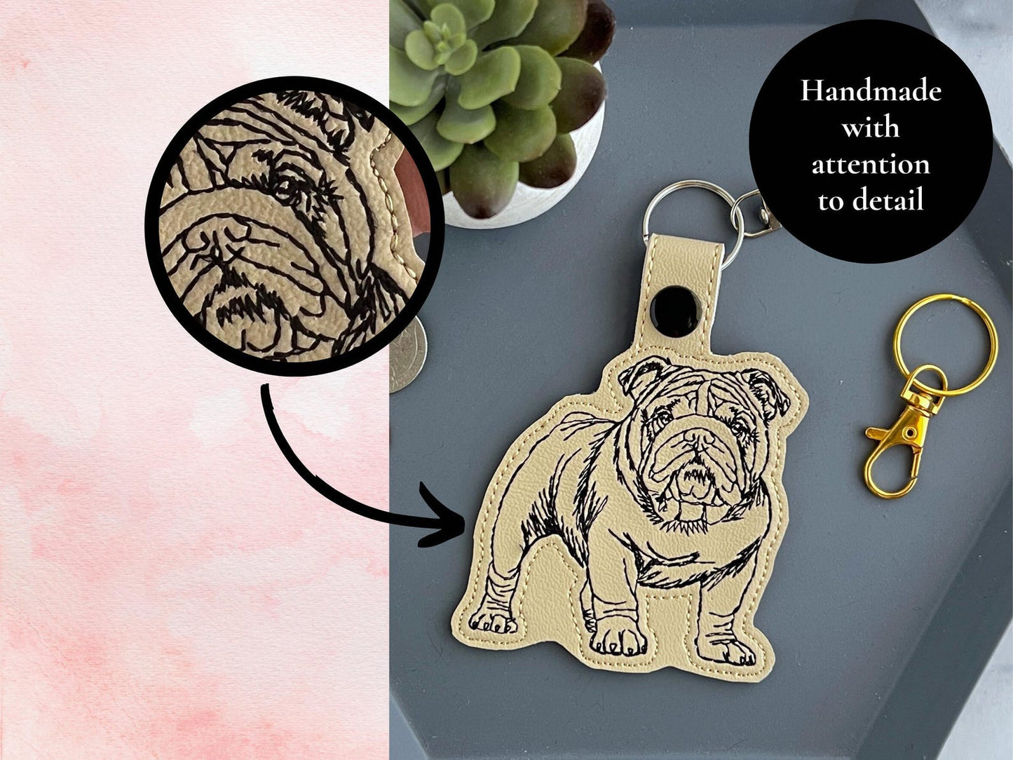 Maßgeschneiderter Bestickter Englische Bulldogge-Porträt-Schlüsselanhänger - Skizzenstil Schlüsselanhänger oder Taschenanhänger, Mehrere Farboptionen, Perfektes Geschenk für Hundeliebhaber
