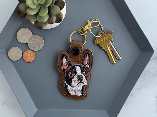 Maßgeschneiderter Bestickter Boston Terrier Schlüsselanhänger - Realistischer Schlüsselanhänger oder Taschenanhänger, Perfektes Geschenk für Hundeliebhaber