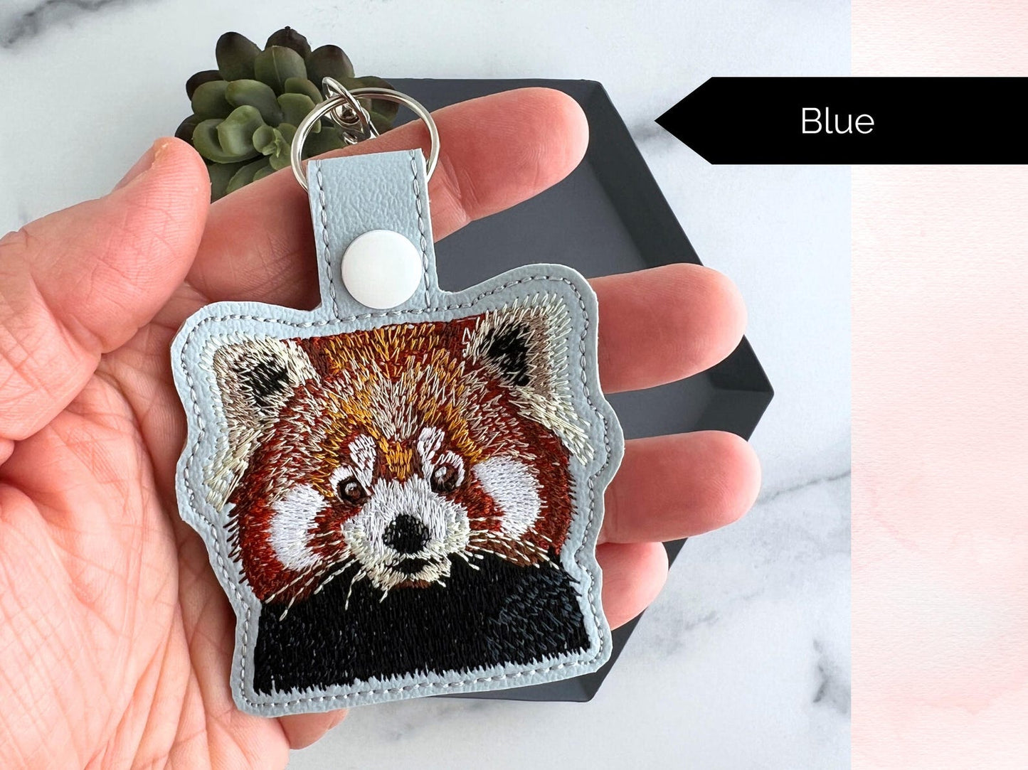 Entzückender Schlüsselanhänger mit roter Panda-Stickerei – süßer Schlüsselanhänger oder Taschenanhänger, perfektes Geschenk für Panda-Fans