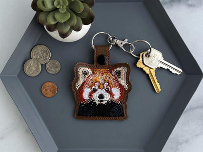 Entzückender Schlüsselanhänger mit roter Panda-Stickerei – süßer Schlüsselanhänger oder Taschenanhänger, perfektes Geschenk für Panda-Fans