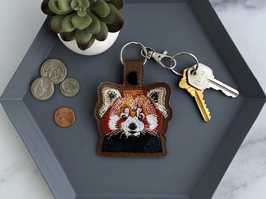 Entzückender Schlüsselanhänger mit roter Panda-Stickerei – süßer Schlüsselanhänger oder Taschenanhänger, perfektes Geschenk für Panda-Fans