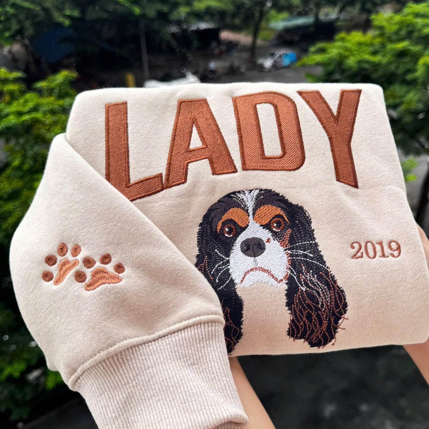 Personalisierter bestickter Hoodie oder College-Sweatshirt mit Haustierporträt – Hundemotiv nach Foto gefertigt