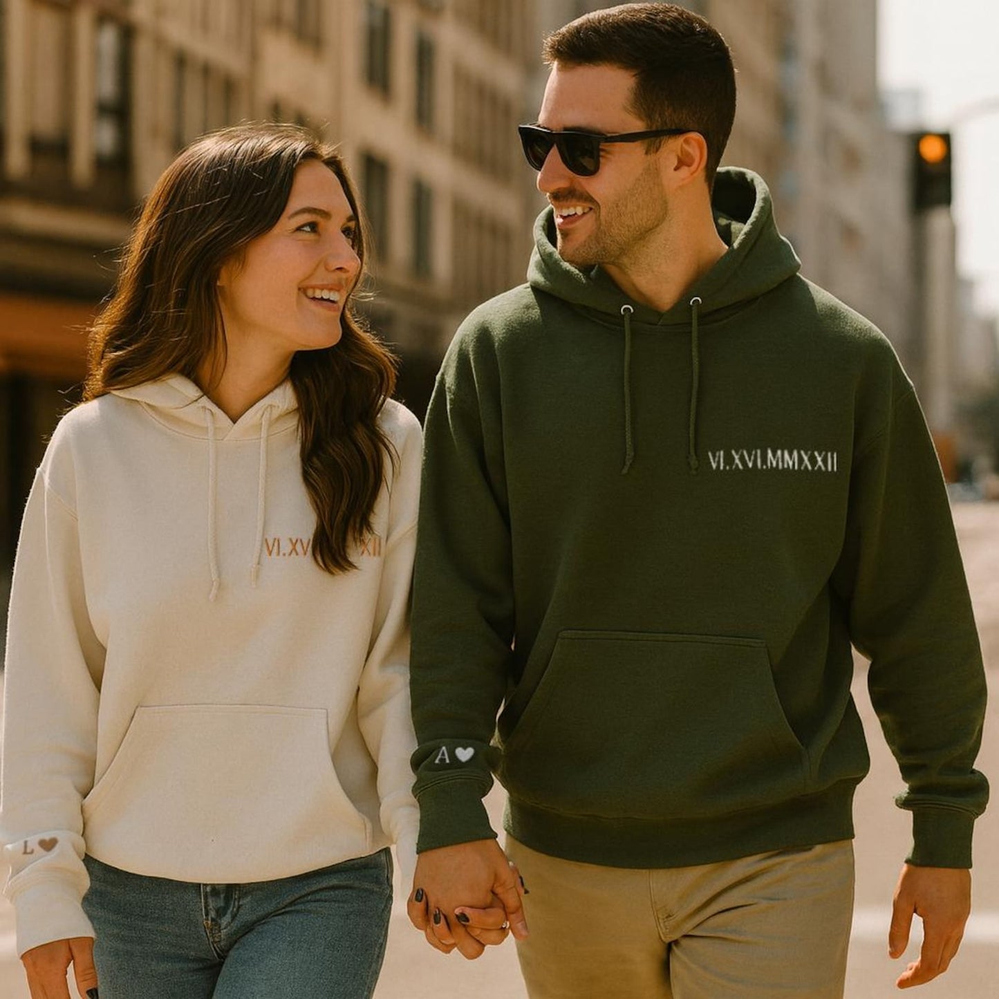 Individuell bestickter Partner-Hoodie mit römischen Ziffern und Initialen auf dem Ärmel – personalisiertes Hochzeitsgeschenk für Paare