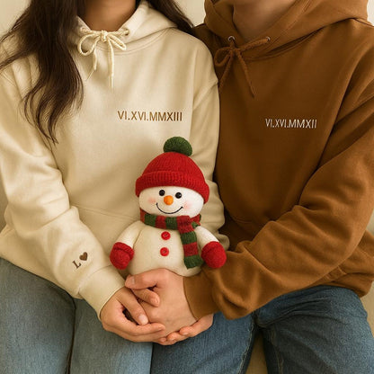 Individuell bestickter Partner-Hoodie mit römischen Ziffern und Initialen auf dem Ärmel – personalisiertes Hochzeitsgeschenk für Paare