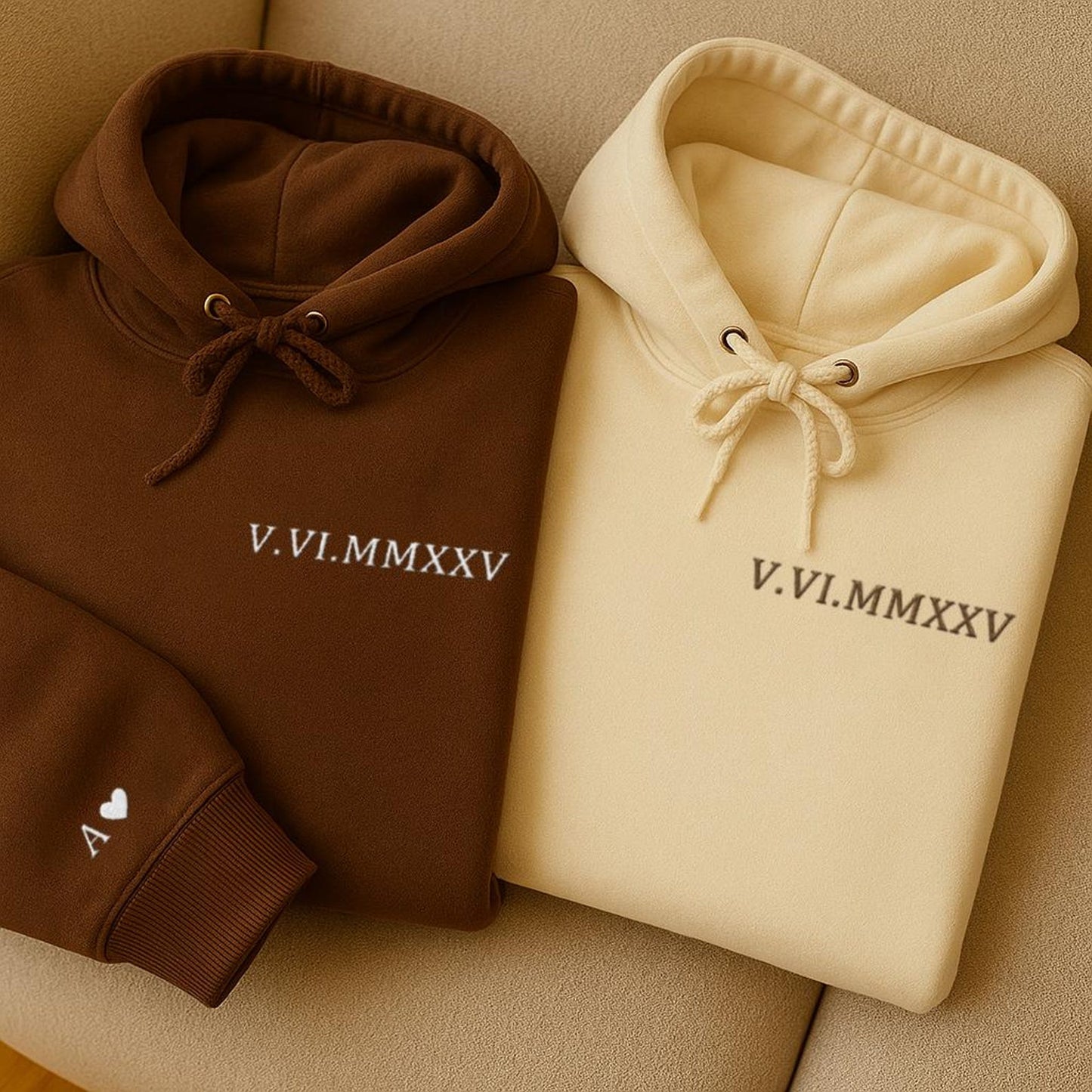 Individuell bestickter Partner-Hoodie mit römischen Ziffern und Initialen auf dem Ärmel – personalisiertes Hochzeitsgeschenk für Paare