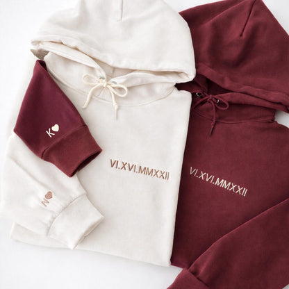 Individuell bestickter Hoodie mit römischen Ziffern – Partner-Hoodies – Personalisiertes Herz mit Initialen auf dem Ärmel – Geschenk zum Jahrestag oder Valentinstag