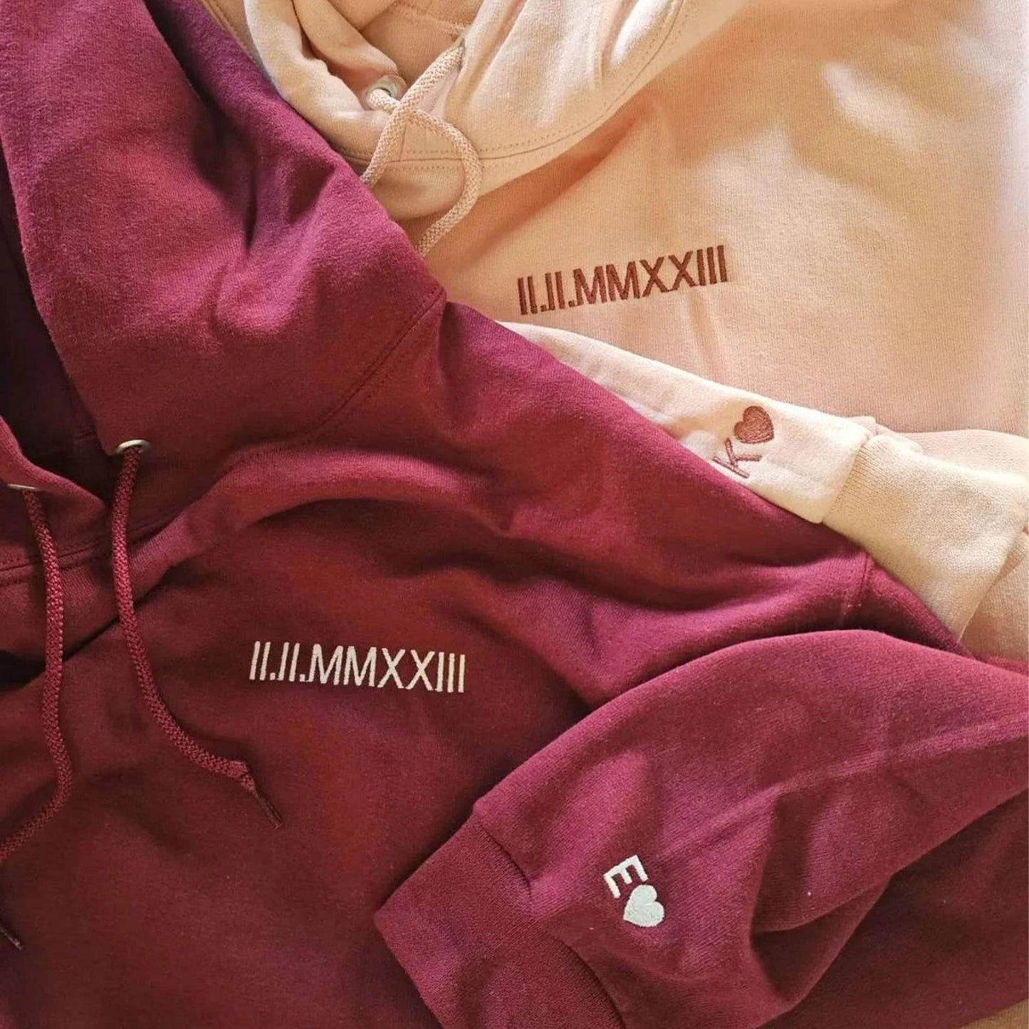 Individuell bestickter Hoodie mit römischen Ziffern – Partner-Hoodies – Personalisiertes Herz mit Initialen auf dem Ärmel – Geschenk zum Jahrestag oder Valentinstag