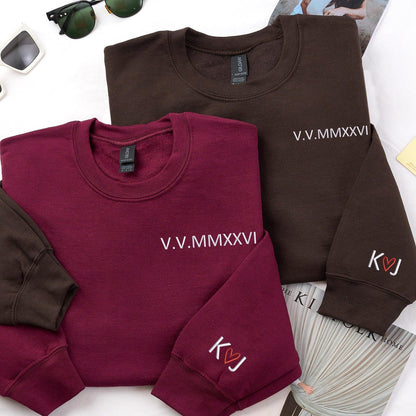 Individuell bestickter Hoodie mit römischen Ziffern – Partner-Hoodies – Personalisiertes Herz mit Initialen auf dem Ärmel – Geschenk zum Jahrestag oder Valentinstag