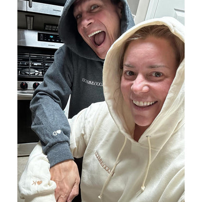 Individuell bestickter Hoodie mit römischen Ziffern – Partner-Hoodies – Personalisiertes Herz mit Initialen auf dem Ärmel – Geschenk zum Jahrestag oder Valentinstag