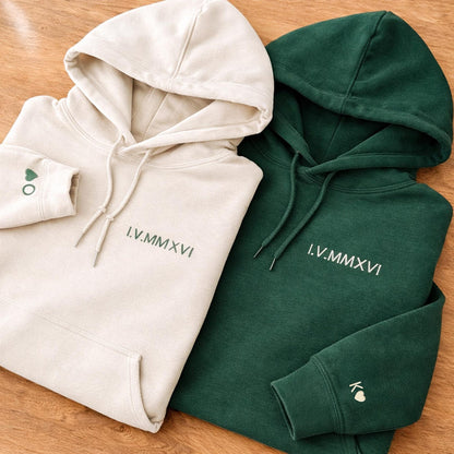 Individuell bestickter Hoodie mit römischen Ziffern – Partner-Hoodies – Personalisiertes Herz mit Initialen auf dem Ärmel – Geschenk zum Jahrestag oder Valentinstag