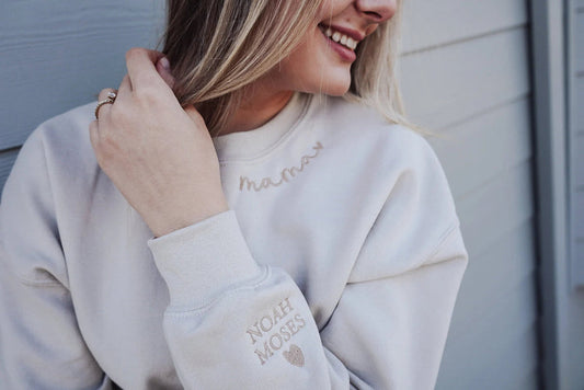 Mama Besticktes Sweatshirt, Personalisiertes Mama-Shirt mit Kindernamen, Schwangerschafts-Enthüllung für neue Mama, Muttertagsgeschenk, Kindernamen