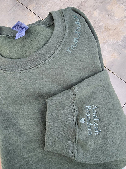 Mama Besticktes Sweatshirt, Personalisiertes Mama-Shirt mit Kindernamen, Schwangerschafts-Enthüllung für neue Mama, Muttertagsgeschenk, Kindernamen