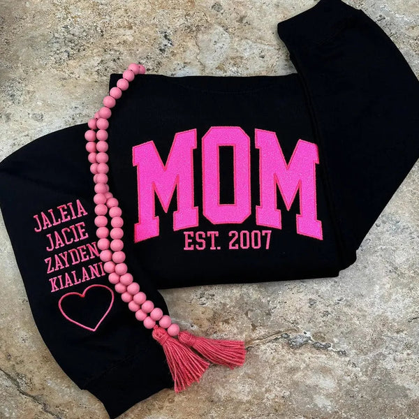 Glitzerndes Mama-Sweatshirt mit gestickter Applikation und Kindernamen auf dem Ärmel