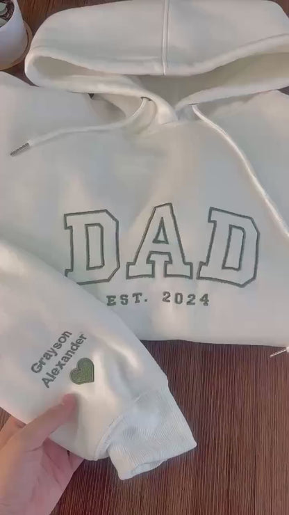 Benutzerdefiniertes besticktes Sweatshirt mit Namen auf dem Ärmel und Herz, Opa-Shirt mit Datum, Papa-Shirt mit dem besten Jahr, Geschenk für neuen Papa, Vatertagsgeschenk